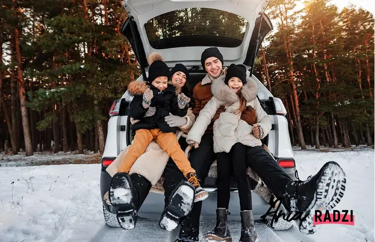 Rodzina podróżująca w czasie ferii zimowych w 2024 r.