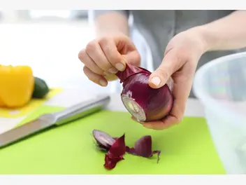 Ilustracja artykułu nie wyrzucaj łupin z cebuli. mają szerokie zastosowanie