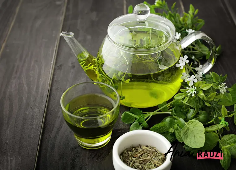 Zielona herbata w szklanym dzbanuszku, a także parzenie zielonej herbaty