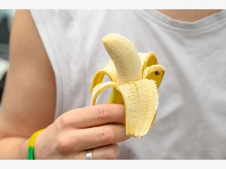 Ilustracja artykułu nietypowe zastosowanie skórek od banana. niektóre bardzo cię zaskoczą