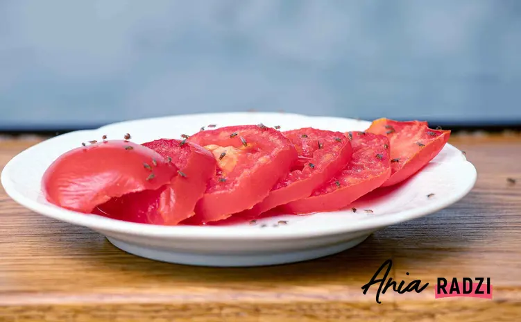 Muszki owocówki oblegające pomidory, źródło pojawiania się muszek owocówek w domu