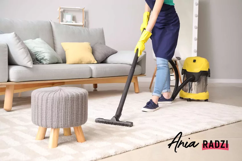 Przed przyjściem gości uprzątnij widoczne powierzchnie, takie jak dywan na podłodze Odkurzanie przed wizytą gości