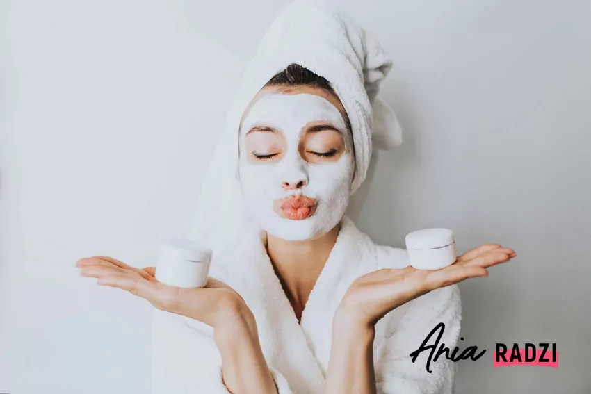 Dzięki domowym maseczkom nawilżysz i uelastycznisz skórę, a także poprawisz jej koloryt Kobieta z maseczką na twarzy