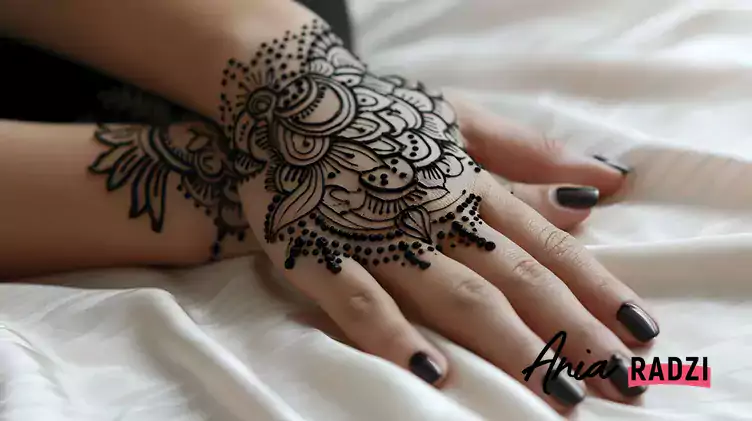 Henna na dłoniach