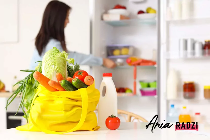 Codzienne nawyki doprowadzić mogą do nieświadomego marnowania jedzenia Kobieta układa jedzenie w lodówce