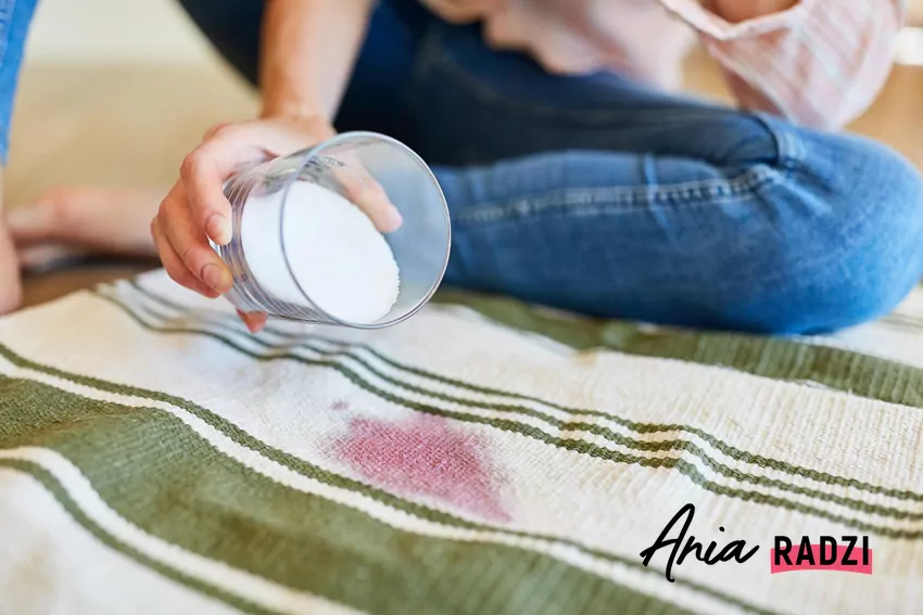 To jeden z najskuteczniejszych sposobów na plamy po winie na dywanie Czyszczenie dywanu solą