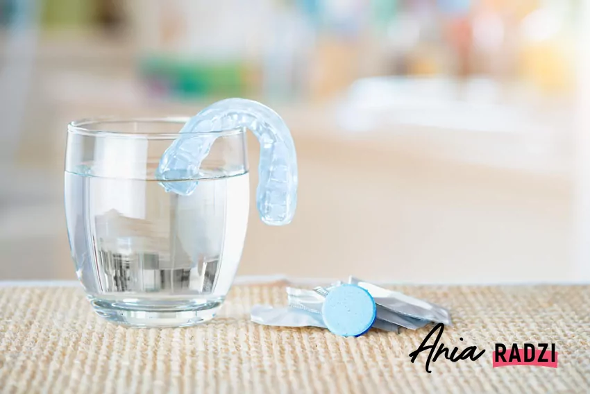 Szklanka, proteza i tabletka