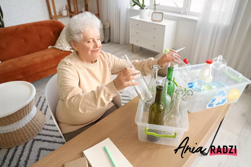 Seniorka segreguje odpady w domu