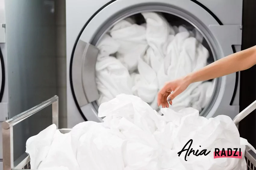 Białe firanki w pralce