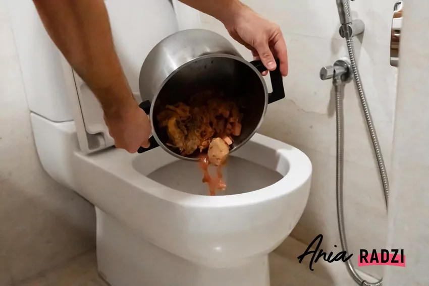 Wylewanie zupy do ubikacji