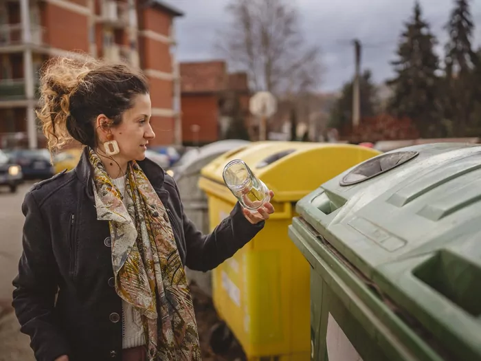 Gdzie wyrzucać etykiety z butelek