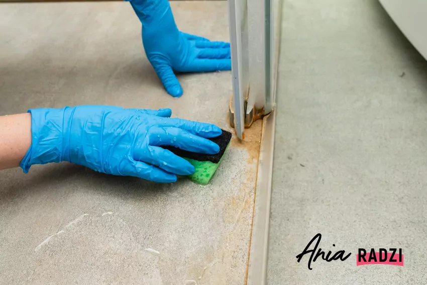 Kamień pod prysznicem