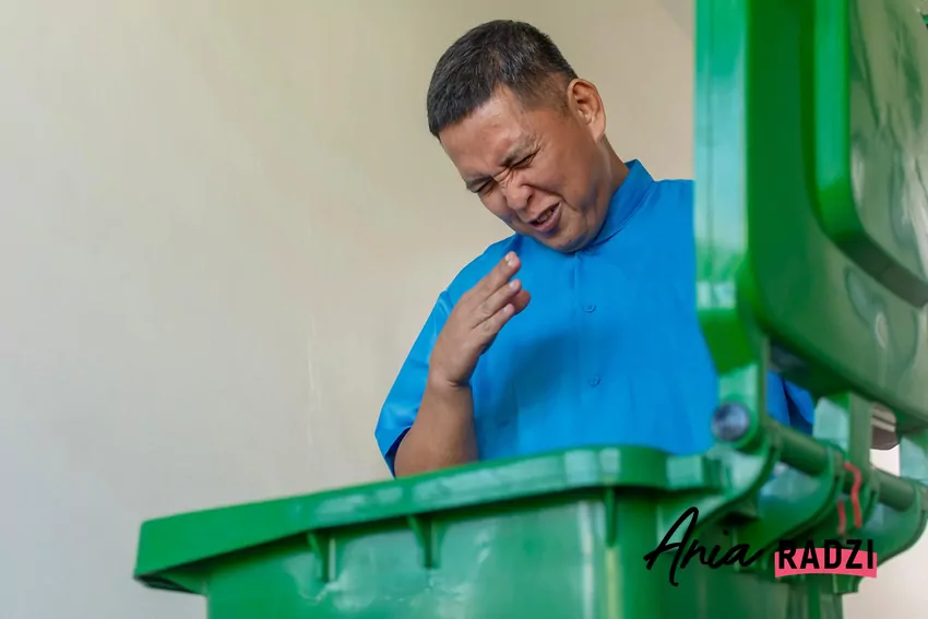 Śmierdzący kosz na śmieci