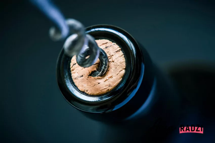 Ten pozornie nieprzydatny drobiazg ma wiele ciekawych zastosowań Wyciąganie korka