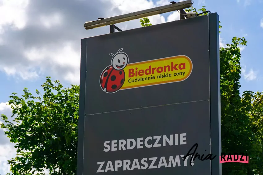 Warto pamiętać o tym, że 31.08 jest niedziela handlowa! Kobieta robi zakupy