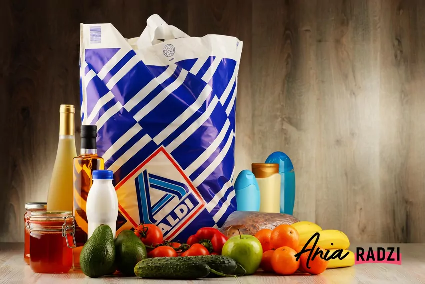 Przeglądamy gazetkę ALDI, a tam giga promocja na kawę Reklamówka z zakupami z Aldi