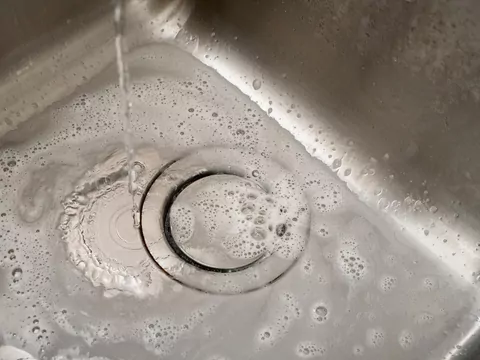Zabdaj o odpływ w zlewie