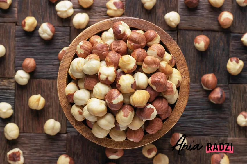 Orzechy laskowe w miseczce