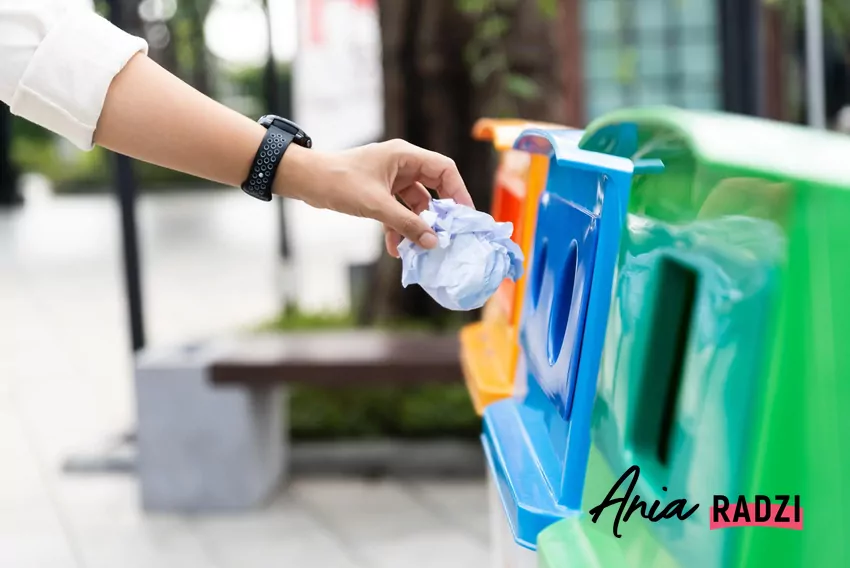Zatłuszczone serwetki czy papiery po maśle nie nadają się do recyklingu Kobieta wyrzuca papier