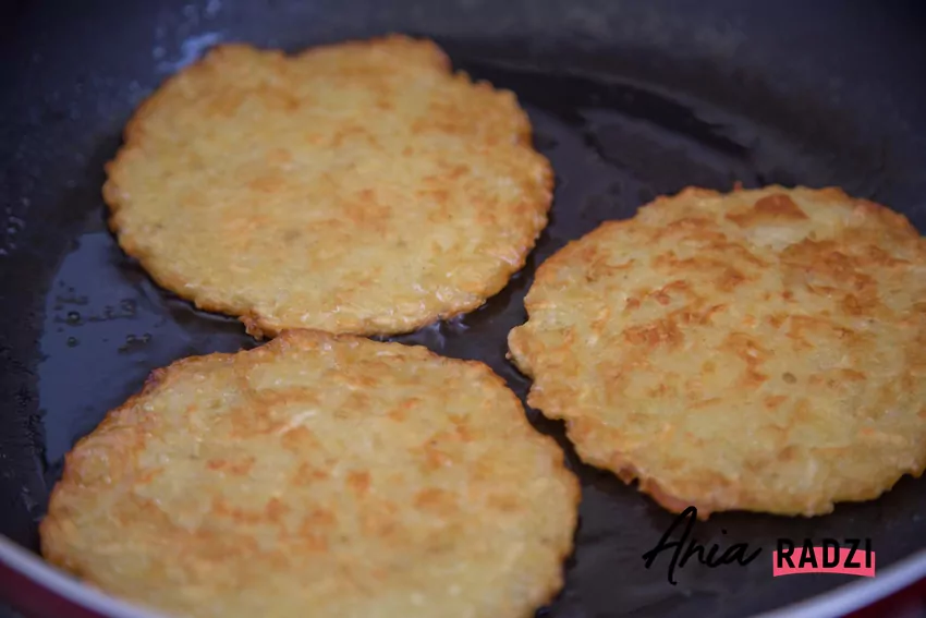 Placki ziemniaczane smażą się na patelni