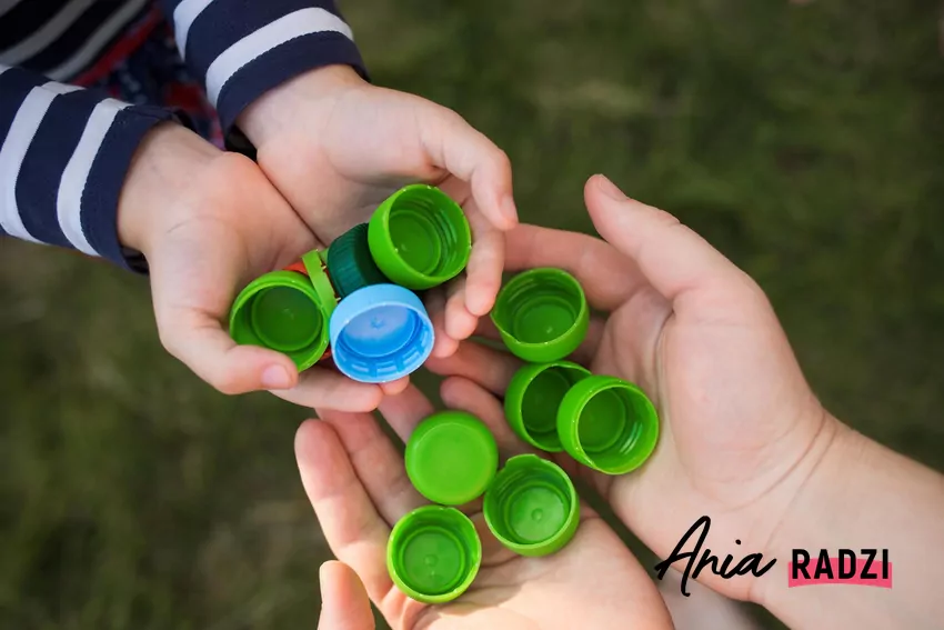 Barwa nakrętki może przekazywać wiele informacji o zawartości butelk Nakrętki od butelek