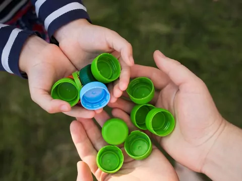 Co oznacza kolor zakrętki na butelce z wodą