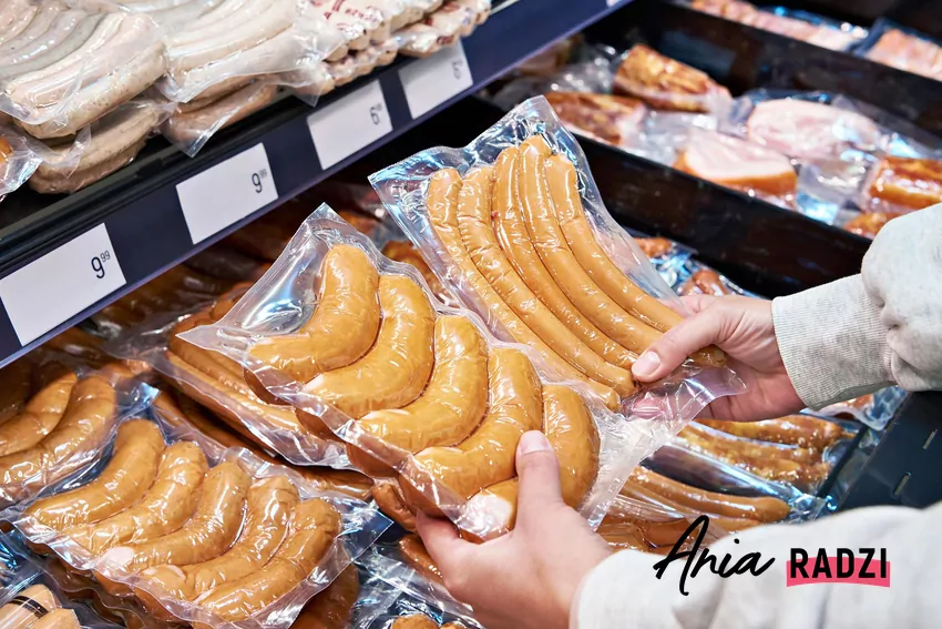 Wiele osób wrzuca folie po parówkach do niewłaściwego pojemnika Parówki w sklepie