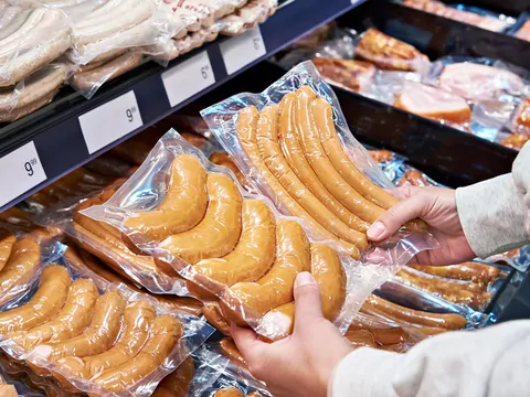 Gdzie wyrzucać folię po parówkach