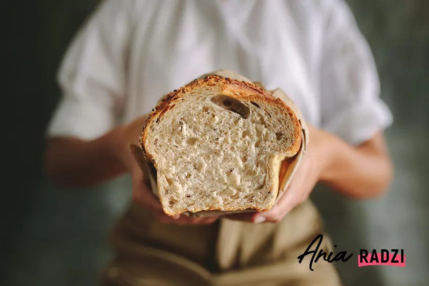 Odpowiednie sortowanie odpadów pozwala ograniczyć ilość śmieci trafiających na wysypiska Chleb w opakowaniu