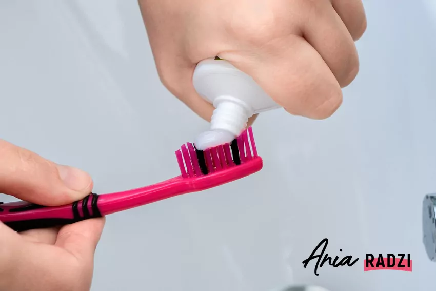 Wyciskanie pasty do zębów