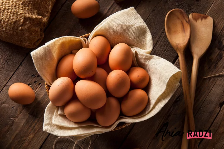 Skorupki wyrzucamy do bioodpadów, natomiast białko i żółtko – do pojemnika na odpady zmieszane Organiczne jajka