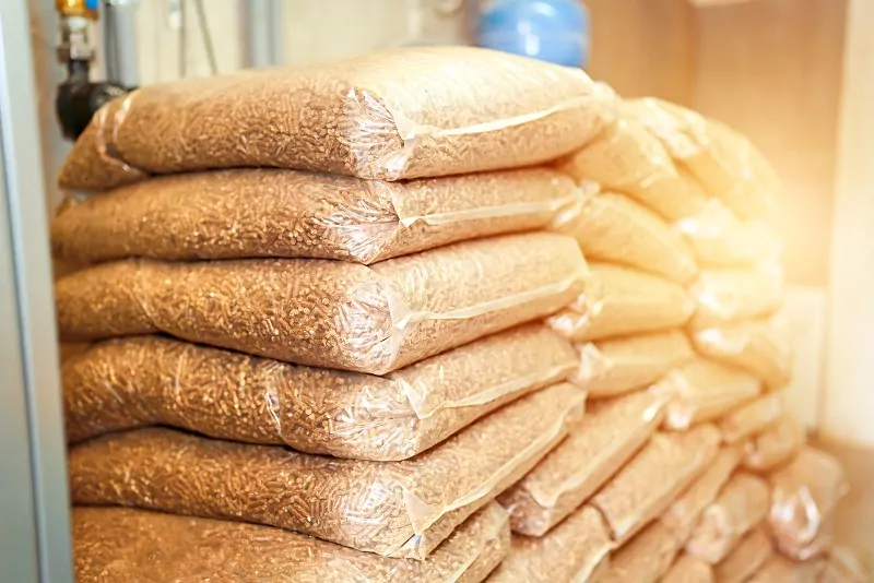 Lokalnie czy w składzie - gdzie kupić pellet?