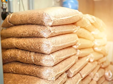 Lokalnie czy w składzie - gdzie kupić pellet?