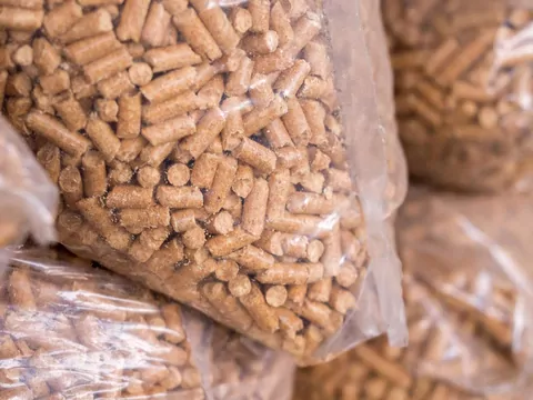 Pellet nagle zaczął dymić i śmierdzieć