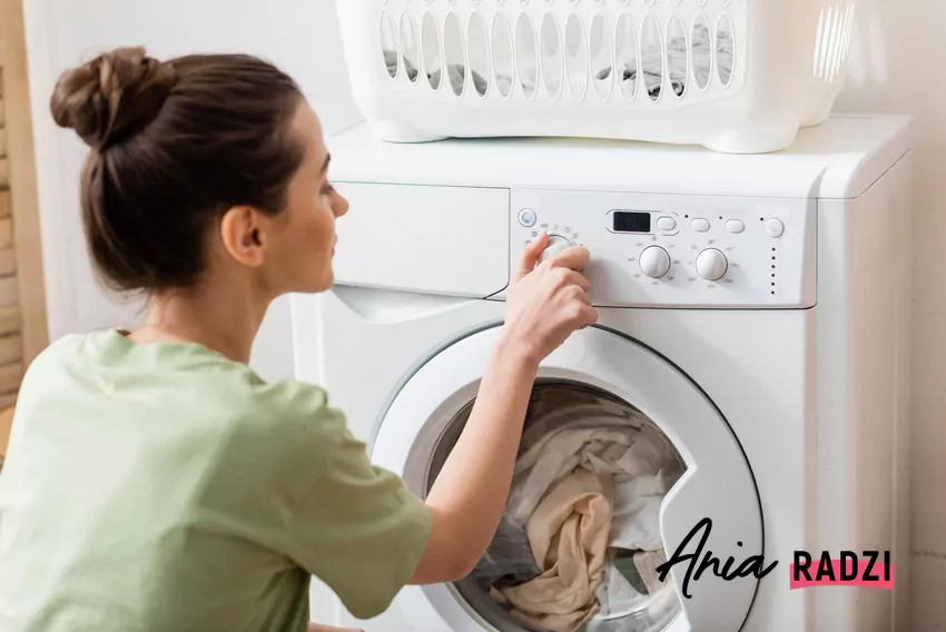 Kobieta wstawia pranie