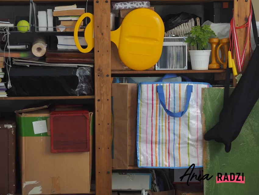 Regularnie kontroluj stan przedmiotów przechowywanych na strychu Pudełka ze starociami