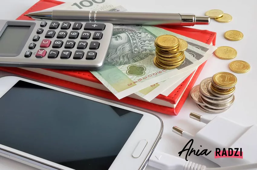 pieniądze, kalkulator, rachunki