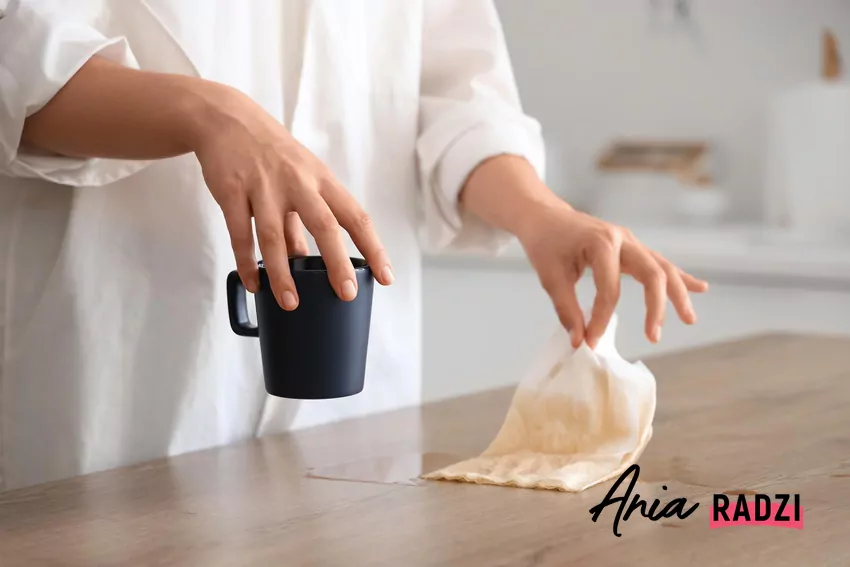 Soda oczyszczona i woda utleniona należą do najtańszych produktów dostępnych w sklepach i aptekach Plama po kawie