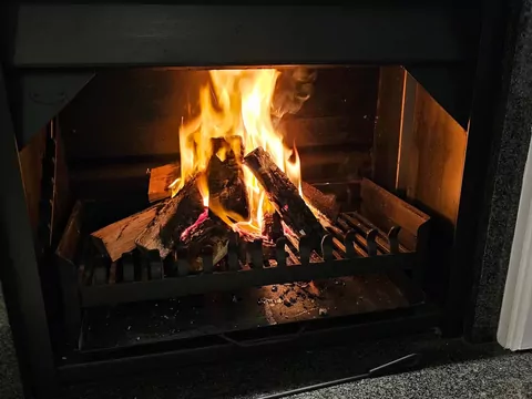 Nieopłacalny kominek otwarty