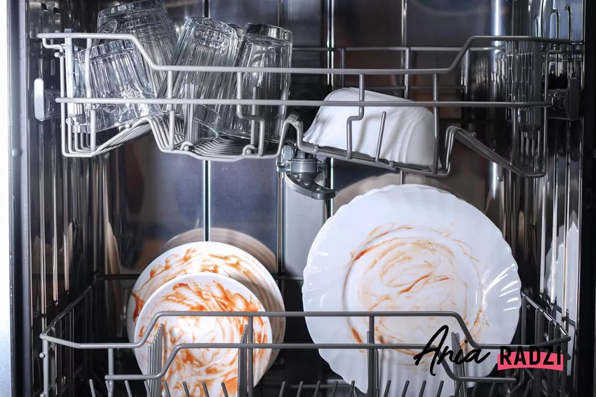 Jednym z najczęściej ignorowanych elementów zmywarki jest filtr na dnie Brudne naczynia