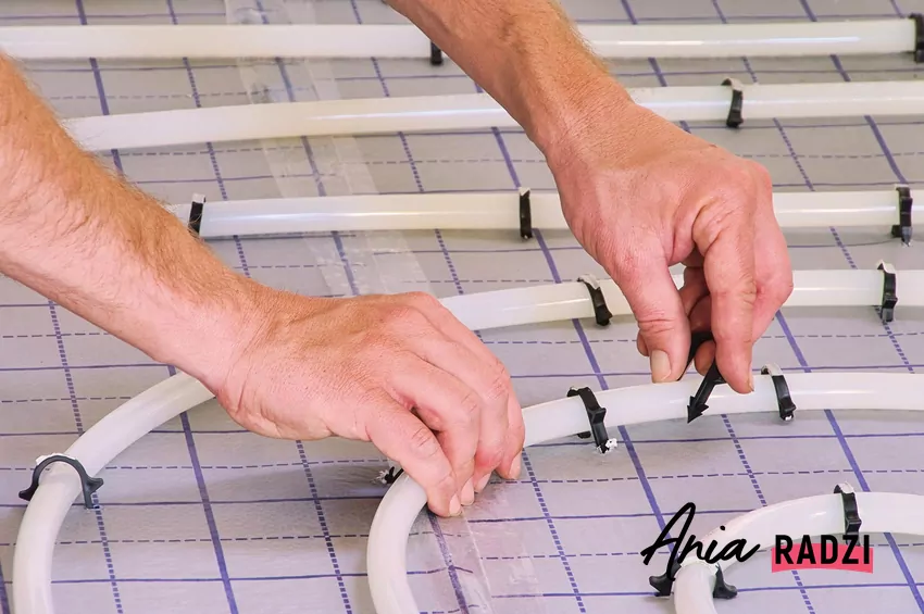 Ogrzewanie podłogowe jest popularną formą ogrzewania we współpracy z pompami ciepła Zaletą podłogówki jest komfort ciepła i stabilna praca systemu grzewczego