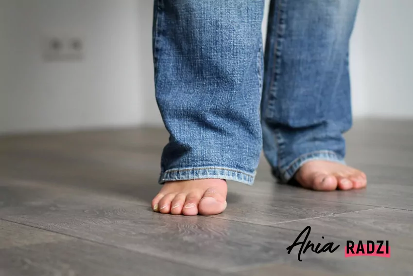 Ogrzewanie podłogowe zapewnia równomierne i stałe ogrzewanie pomieszczenia Temperatura wody przepływającej przez rury ułożone w posadzce nie może być zbyt wysoka