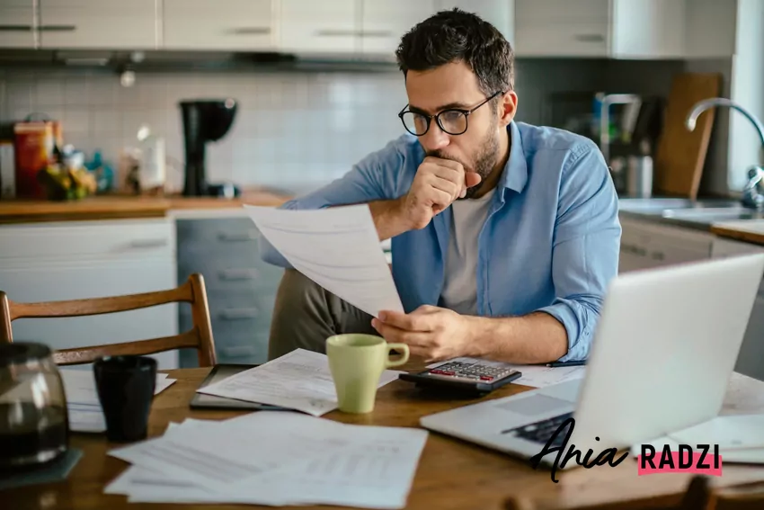 Nowy użytkownik pompy ciepła nie spodziewał się tak dużego rachunku mężczyzna analizuje rachunek za prąd