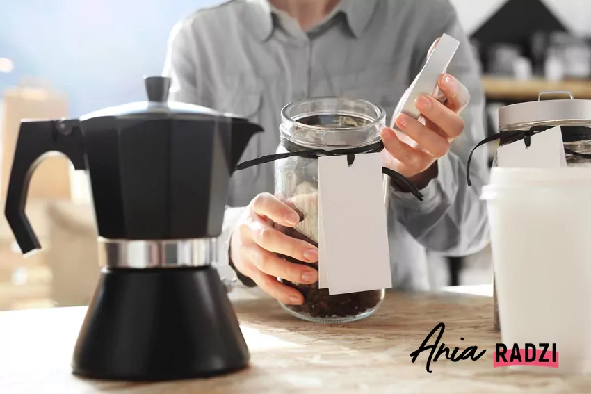 Po każdym użyciu kawiarka powinna być rozłożona, dokładnie opłukana i osuszona Kawiarka ciśnieniowa