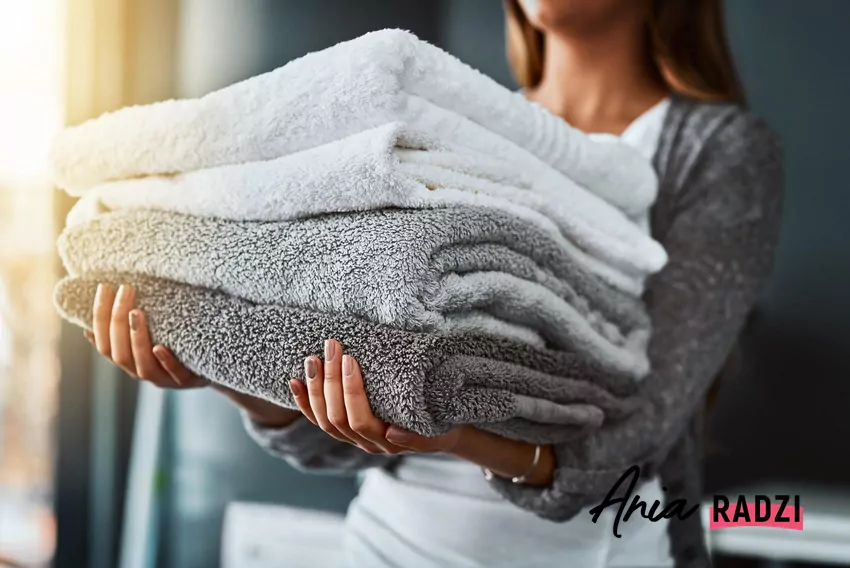 Kobieta trzyma ręczniki