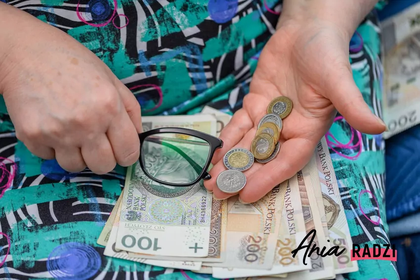 seniorka pokazuje swoją emeryturę