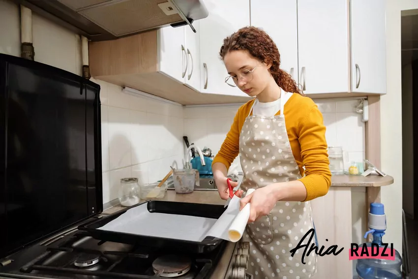 Proste produkty, które mamy pod ręką, stają się alternatywą dla chemii Dziewczyna docina papier