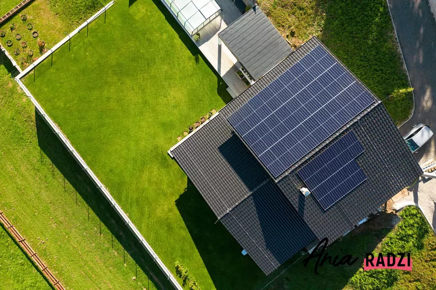 Obecnie fotowoltaikę coraz częściej wyposaża się w magazyny energii Panele PV na dachu domu jednorodzinnego