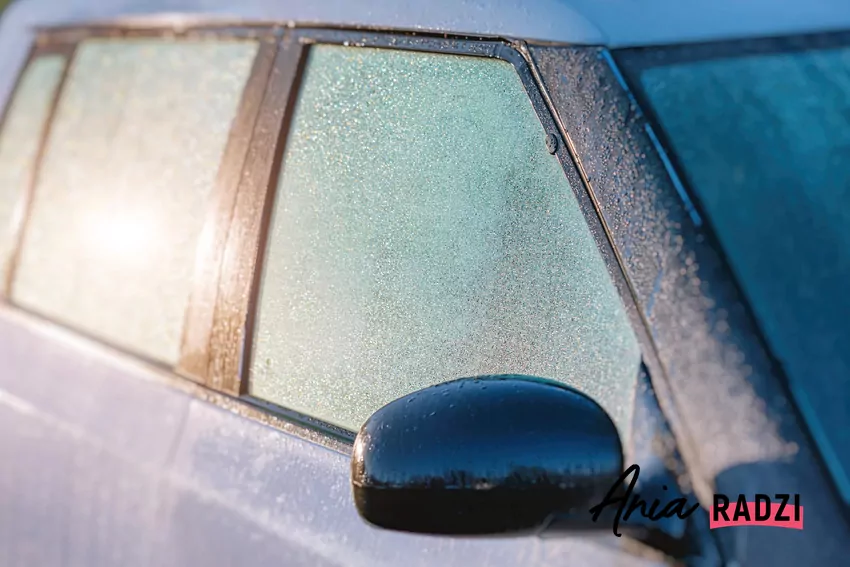 Zamarznięte szyby auta