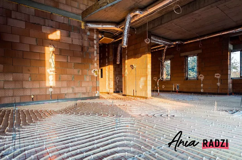 Ogrzewanie podłogowe idealnie sprawdza się w łazienkach i salonach dla komfortu cieplnego Montaż rur ogrzewania podłogowego